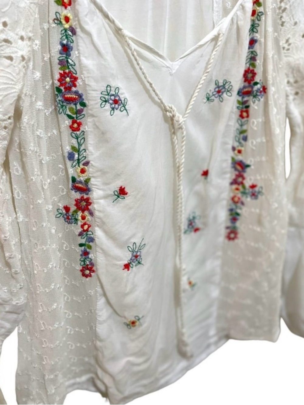 PENELOPE Top Eyelet Embroidered Floral Colorful White Red Blue Green Size Medium